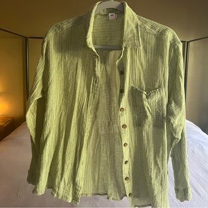 Long sleeve, slightly sheer women’s billabong top.